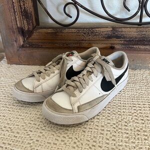 Youth Nike blazer low sneakers